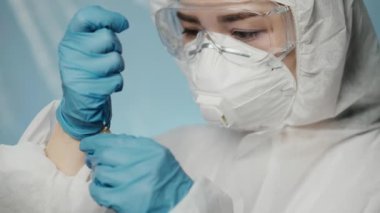 Doktor, bir şırınga al ve hastanede koronavirüse karşı aşı al. Klinikte tedavi. Salgınla ilgili bilimsel araştırma. Laboratuvarda sinik test yapılıyor. Karantina, covid-19 konsepti