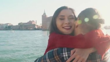 Mutlu evli çift muhteşem bir Venedik kanalının arka planında sarılıyor. İtalya 'ya birlikte seyahat eden sevgililer. Aşk kavramı, balayı, güzellik ve mutluluk..