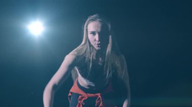 Güzel, kaslı bir kadın spor salonunda iple egzersiz yapıyor. İşlevsel eğitim. Motivasyon. Başarı konsepti. Crossfit Focus. 4K 'de sinemada çekildi. Profesyonel sinema ışıklandırması.