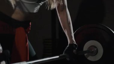 Atletik Güzel Kadın Spor Salonu 'nda halterle kaldırıyor. Göz kamaştırıcı Kadın Profesyonel Vücut Geliştirici Hardcore Eğitim Tesisinde Ağırlık Kaldırma Egzersizleri Yapıyor.