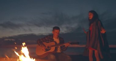 Genç ve güzel bir çift hippi gece ateşin yanında gitar çalıp dans ediyorlar. Şehirden uzakta doğada vakit geçiren iki aşığı bir araya getirmek. Tatil için güvenli bir yol