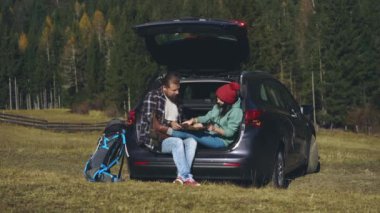 Uzun karantina sonrası yolculuklarında olan sevimli hippi genç bir çift. Toplumsal uzaklık. Güzel aşıklar yerel doğayı keşfediyorlar. Salgın hastalık üstüne araba yolculuğu.