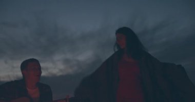 Şehirden uzakta doğada vakit geçiren iki aşığı bir araya getirmek. Tatil için güvenli bir yol. Genç ve güzel hippiler gece ateşin yanında gitar çalıp dans ediyorlar.