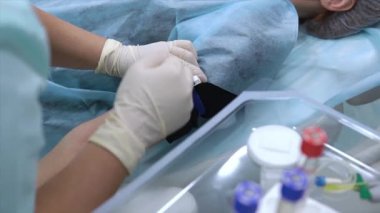 Doktor, Coronavirus veya Covid-19 testi için hastanın kolundan kan örneği alıyor. Corona tedavisi için kan plazması toplama hazırlığı. Salgın, salgın kavramı.