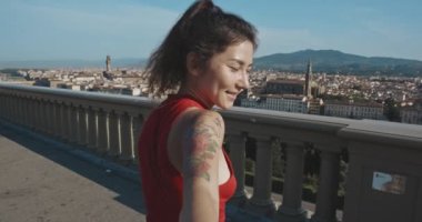 Asyalı kız beni yürürken takip ediyor ve sevgilisine bakış açısıyla bakıyor. Zarif genç bayan erkeğinin elini çekiyor. Aşıklar Floransa 'nın romantik atmosferinin tadını çıkarıyorlar. İtalya 'da balayı.