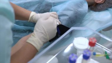 Doktor, Coronavirus veya Covid-19 testi için hastanın kolundan kan örneği alıyor. Corona tedavisi için kan plazması toplama hazırlığı. Salgın, salgın kavramı.