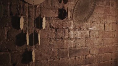 Seramik bir tabak uçar ve tuğla bir duvara çarpar. Seramik çömlekçi rüya kapanı. Çömlek atölyesinin başarısız ürünü. El yapımı ürünlerin imhası. Sanat konsepti, hobi, el işi.