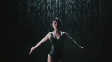 Kız ellerini kaldırıyor ve yalnızlığın onu tamamen içine çektiğini gösteriyor. Siyah mayolu bir kadın olan bitenlere boyun eğdi. Kadınların herkese karşı yalnızlık ve kırgınlık korkusu vardır..