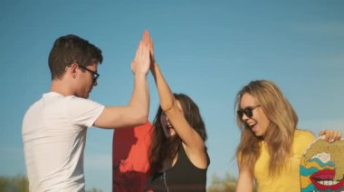 Mutlu gülümseyen insanlar, ellerinde snowboard ile güneşli bir gecede beş kez arka planda bulunuyorlar. Açık havada yaz. Çölde kum kaykayı. Genç arkadaşlar buluşuyor. Tatil, turizm ve ekstrem spor konsepti.