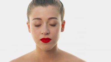 Gözleri kapalı ve doğal güzelliği olan güzel bir kız. Deri nemlendirir ve beslenir. Dişi, cildine dikkat eder. Kadın gözlerini açar ve kameraya bakar. Spa konsepti. kozmetoloji hizmetleri.