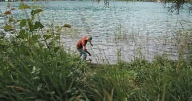 Nehre taş atan adam yaz tatilini köyde temiz hava alarak geçiriyor. Adam hafta sonu boyunca gölde dinleniyormuş. Solo aktivite ve kendini izole etme. Rahatlama, meditasyon kavramı.