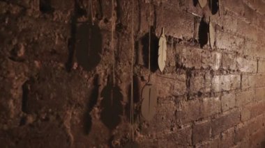 Seramik bir tabak uçar ve tuğla bir duvara çarpar. Seramik çömlekçi rüya kapanı. Çömlek atölyesinin başarısız ürünü. El yapımı ürünlerin imhası. Sanat konsepti, hobi, el işi.