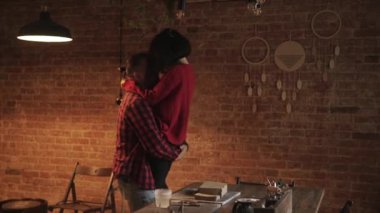 Birlikte vakit geçirin. Adam çömlek atölyesinde bir kızı tuğla duvara yaslamış. Master sınıfındaki ilk randevumuz. Çömlek kursunda fotoğraf çekimi. Seramik ile özel dersler.