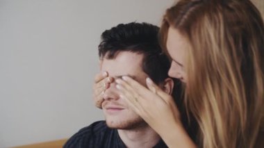 Müstakbel ebeveynler bebek bekliyor. Mutlu genç kız sevgilisine pozitif hamilelik testiyle sürpriz yapıyor. Aşk kavramı, aile, ilişki. Hamileliğin neşesi. Heyecanlı çift, geleceğin çocuğunu bekliyor..