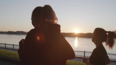 Güneş doğarken koruyucu maskelerle koşan iki genç kız. Sosyal uzaklık. Karantina iptalinden sonra kaçma özgürlüğü. Sağlıklı yaşam tarzı, eğitim, koşma, spor.