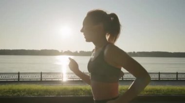 Gün batımında ya da nehir kenarında gün doğumunda koşan iki güzel kız. Genç çok ırklı kadınlar birlikte koşuyor. Esmer ve sarışın gülümsüyor. Koşarken özgürlük hissi. Kardiyo kavramı