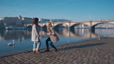 Lezbiyen kız, kız arkadaşına evlenme teklif ediyor. Gurur, Igbt, aşk kazanır, hoşgörü, gay konsepti. Çekimler kırmızı 4k, 10 bit renk