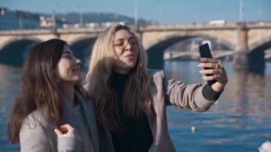 Prag 'da video blogu kaydeden iki seyahat blogu arkadaşı. Seyahat, blog yazarı, ünlü sosyal medya konsepti. Çekimler kırmızı 4k, 10 bit renk