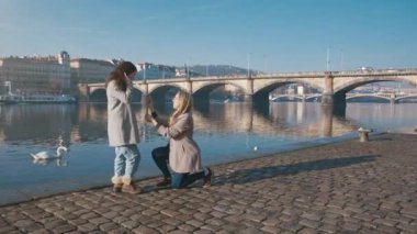 Nişanı kutlayan homoseksüel bir kadın çift. Lezbiyen kız evlenme teklif ediyor. Eşcinsel eşler gelecekteki düğünleri için mutlu oluyorlar. Aşk ve eşitlik kavramı