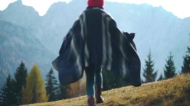 Genç bir kadın turist arıyor ya da tepenin kenarında ya da dağda bir el feneri arıyor. Beni takip edin ve davet edin. Aile çifti yazın dağlık arazide yürüyüş yapıyor. Mutluluk kavramı, macera, özgürlük.