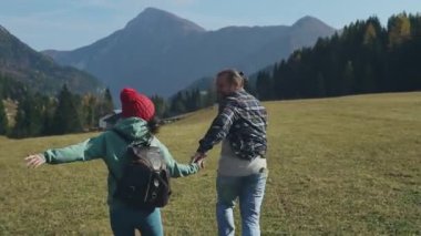 Yaz tatilinde sırt çantasıyla el ele tutuşan iki adamın arkası ya da dağlık çayırlarda koşan tatiller. Gezgin bir ailenin silueti dışarıda birlikte vakit geçiriyor. Keyif kavramı.