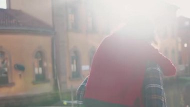 Genç aşık hippi çift uzun bir geçmişi olan güzel bir ülkede eğleniyor. Aşk kavramı. Yakışıklı Avrupalı adam Venedik sokaklarında muhteşem Asyalı kadınını sırtında taşıyor.