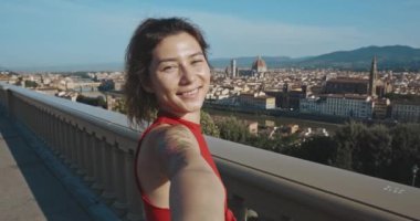 Sosyal ağdaki hikayeleri için akıllı telefondan selfie çeken gülümseyen Asyalı kadının portresi. Floransa 'da güneşli havanın tadını çıkaran güzel bir genç kız. Yaşam tarzı olarak seyahat etmek.