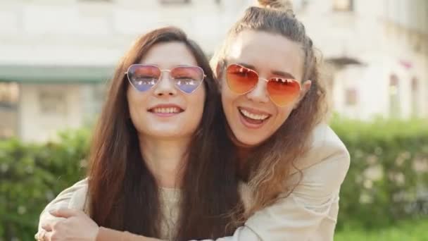 Zwei brünette Girls werden im Urlaub zu Lesben Zwei brünette Girls werden im Urlaub zu Lesben