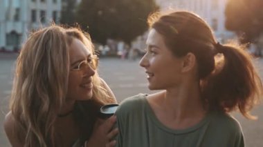 Güzel bir yaz gününde, altın gün batımında iki iyi arkadaş dışarıda buluşur. Kaykaycı kızların umulmadık toplantısı. Spor, kaykay yaşam tarzı. Mutluluk ve dostluk kavramı.