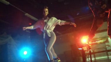 Karanlık stüdyoda engellerin etrafında paten kayan genç bir kız. Genç artistik patinajı renkli spot ışıklarıyla kaydedilen arkadaşının gece hayatı kültürünü temsil ediyor. Yaşam tarzı kavramı, aşırı.