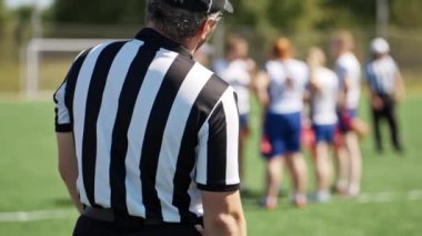 Hakem, kadınların spor takımını izliyor. Aktif kızlar maçın stratejisini koçla tartışırlar. Rekabet ve spor kavramı. Yazın açık havada bayrak futbol maçı