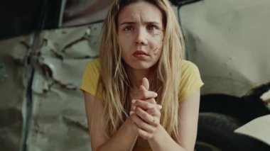 Araba kazası kurbanı. Yüzünde yara izi olan stresli mutsuz bir kadın. Kaza geçirdiği sırada yolda oturan yaralı kız. Felaket, yaralanma, ilk yardım ve 911. Tehlikeli sürüş.