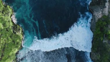 Renkli doğanın rahatlatıcı bir resmi. Alan ve arkaplan konseptini kopyala. Gök mavisi deniz dalgalarının tropikal adada kum kıyılarıyla buluştuğu tepeden aşağı bir sahne. Renkli su manzarası, yükselen köpük ve kumsal