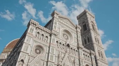 Floransa 'daki antik ve kültürel açıdan önemli bir binanın ön cephesinden ateş ediliyor. İtalyan şehrinin eski caddelerinde romantik yürüyüşler. Mimarların eserleri Santa Maria del Fiore Katedrali 'dir..