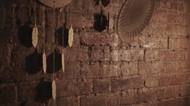 Seramik bir tabak uçar ve tuğla bir duvara çarpar. Seramik çömlekçi rüya kapanı. Çömlek atölyesinin başarısız ürünü. El yapımı ürünlerin imhası. Sanat konsepti, hobi, el işi.