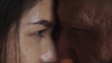 Kız erkeğinin yüzünü okşuyor. Çiftler birbirlerine bakıyorlar. Erkek ve kadın dokunmanın hassasiyetinden hoşlanırlar. Aşık insanların gözlerinde, ruh eşlerine baktıklarında özen ve sükunet..