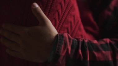 Birbirlerine dokunuyorlar, el ele tutuşuyorlar. Randevu sırasında kız arkadaşını okşayan ya da okşayan bir adam. Mahrem bir an. İki insanın şefkati. Kadın ve erkek el ele tutuşur. Aile değerleri kavramı, sarılma, cinsel.