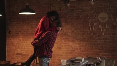 Birlikte vakit geçirin. Adam çömlek atölyesinde bir kızı tuğla duvara yaslamış. Master sınıfındaki ilk randevumuz. Çömlek kursunda fotoğraf çekimi. Seramik ile özel dersler.