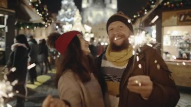 Âşık romantik bir çift, festival sokak fuarında havai fişekleri sarılıp yakıyor. Aşıklar Noel tatilinin zirvesinde Avrupa 'ya seyahat ederler. Sevgililer eski şehrin merkezinde öpüşüyorlar.