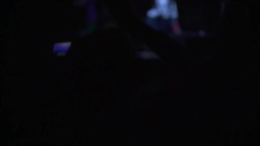 Rock konserinde dans eden bir kızın silueti. Hayranları ve yıldızları olan bir gece kulübünde canlı performans. İnsanlar ellerini kaldırıp şarkı söylüyorlar. Eğlence ve geçmiş kavramı.