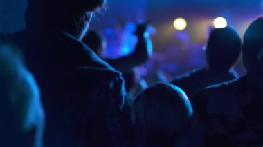 Parti ve eğlence anlayışı. Rock müziği. Müzik konserindeki kalabalık, seyirciler ellerini kaldırıyor. Bir gece kulübünde gösteri, insanlar dans pistinde eğleniyor ve eğleniyorlar..