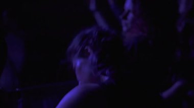 En sevdiği grubun konserinde sahnede dans eden güzel bir kızın portresi. Eğlence ve geçmiş kavramı. Bir gece kulübünde en sevdiği müzikle eğlenen bir hayran..