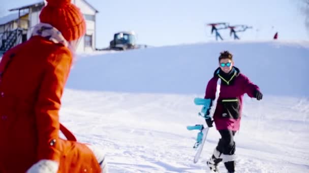 Randění mladých coulple v horském lyžařském středisku za slunečného dne. Zima, sport, dovolená, vztah, láska, vánoce, životní styl koncepce. Natočeno na filmové kameře, 10 bitový barevný prostor.