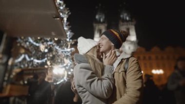 Mutlu çift Prag 'daki gece pazarında yeni yılı kutluyor. Aşk, aile, Noel, yeni yıl, tatil konsepti. RED kamera, 10 bit klonlama