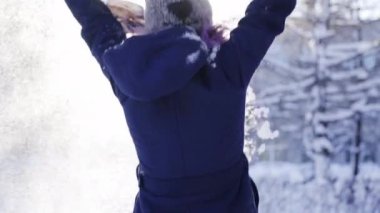 Karı kusan mutlu genç kadın. Kış, spor, tatiller, ilişki, aşk, xmas, yaşam tarzı konsepti. Sinema kamerasında çekildi, 10 bit renk alanı.