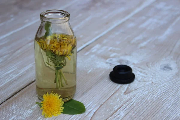 Tincture of dandelion flowers — Stock Photo, Image