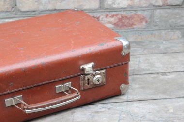 eski kahverengi çanta