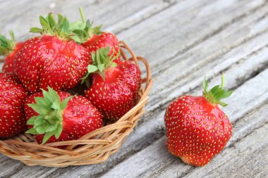 Olgun organik çilek panoları arka plan üzerinde. Tarım