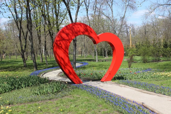 Символ серця в парку міста — стокове фото