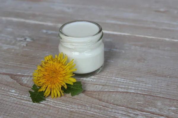 Crema facial ecológica con flores de diente de león —  Fotos de Stock